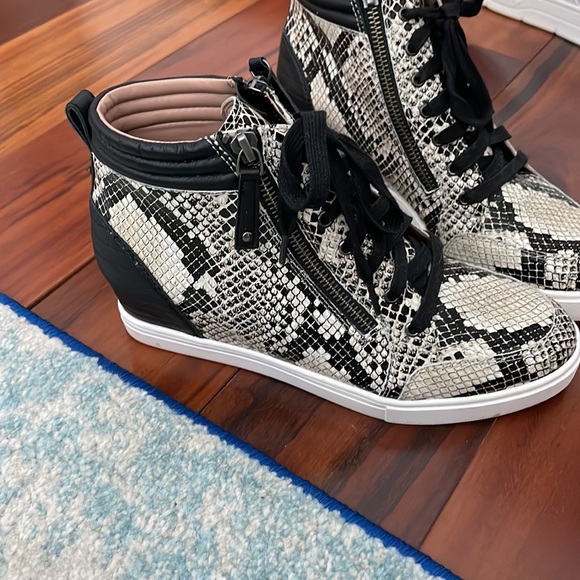 L.Paola snakeskin wedged sneaker. Size 7.5 - Picture 2 of 2